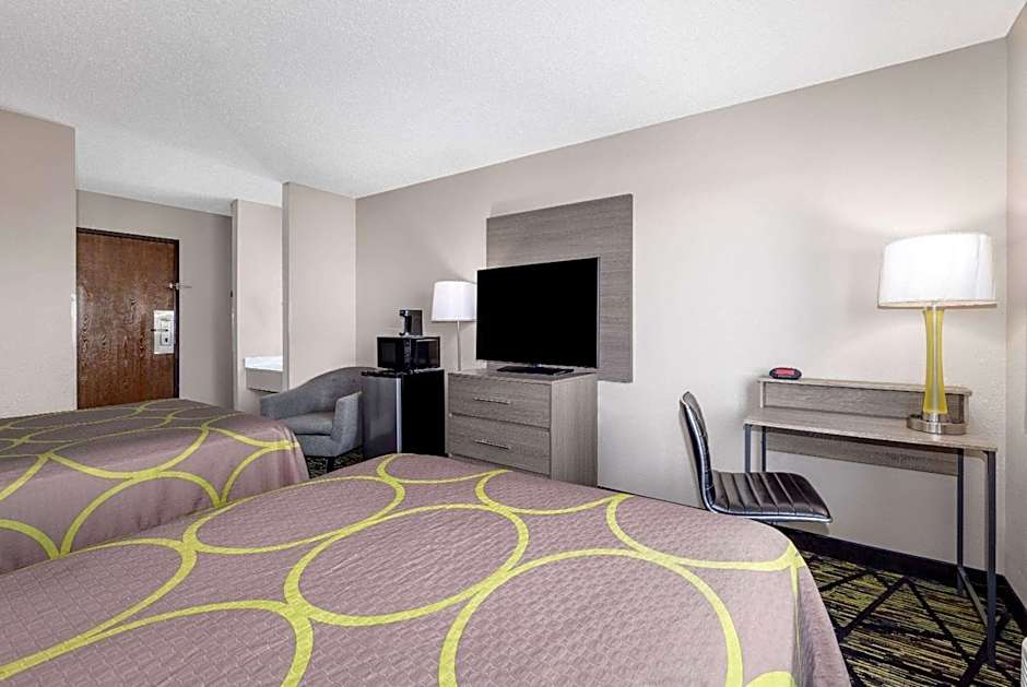 Super 8 by Wyndham Pratt