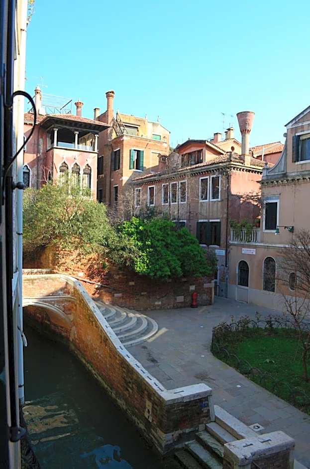 Charming House DD724