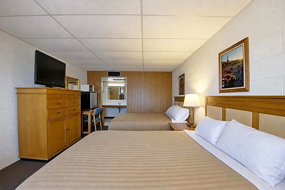 First Inn By OYO Quinter Hwy 70