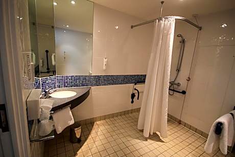 Standard Twin Room with Free Hot Breakfast - Accessible
