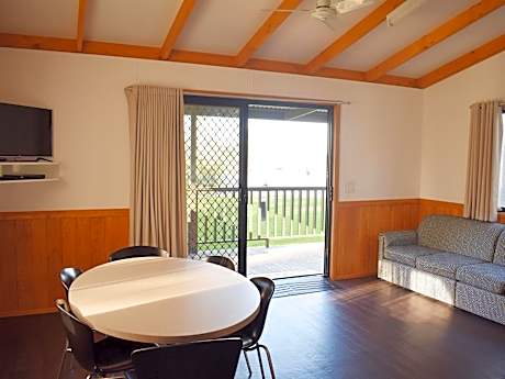 2 Bedroom Waterfront Cabin - Access Friendly