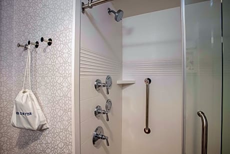 1 King Spa Shower Mic/Fri/Wet Bar Studio Ns