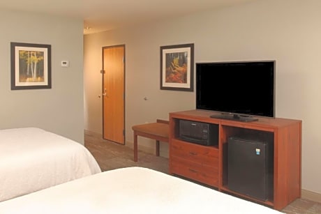 2 Kg Bed Suite 1 In Bedroom-1 In Living Rm Ns
