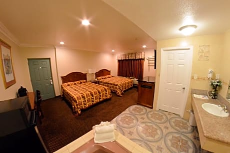 Deluxe Queen Room with Two Queen Beds and Spa Bath