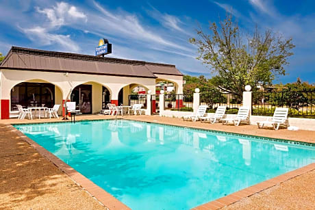 Days Inn & Suites by Wyndham Starkville