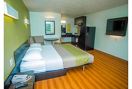 1 King Bed | Mobil Access Tub Nsmk Micfridg