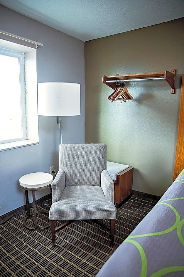 Super 8 by Wyndham Holbrook