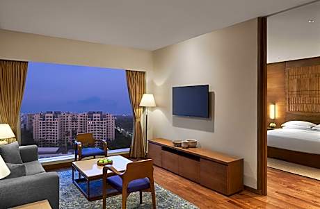 Deluxe suite with both way airport transfers, evening cocktail, 4 pcs of ironing non-cumulative basis