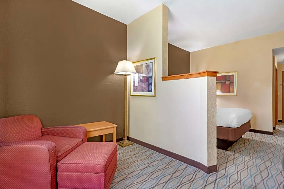 Photo 1 of 4 of 1 Queen Bed