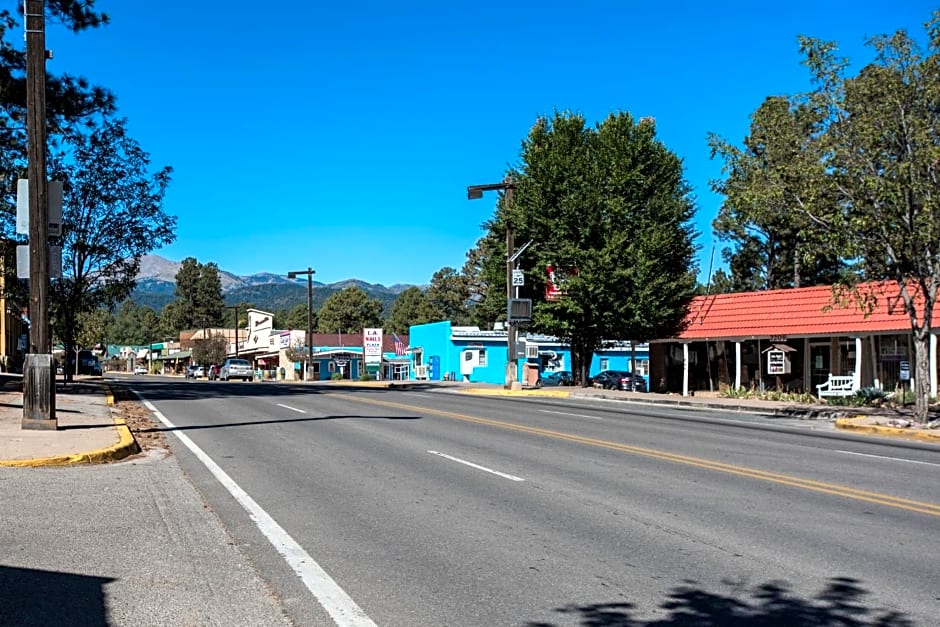 Apache Village 7, Queen Bed, Midtown, Sleeps 2