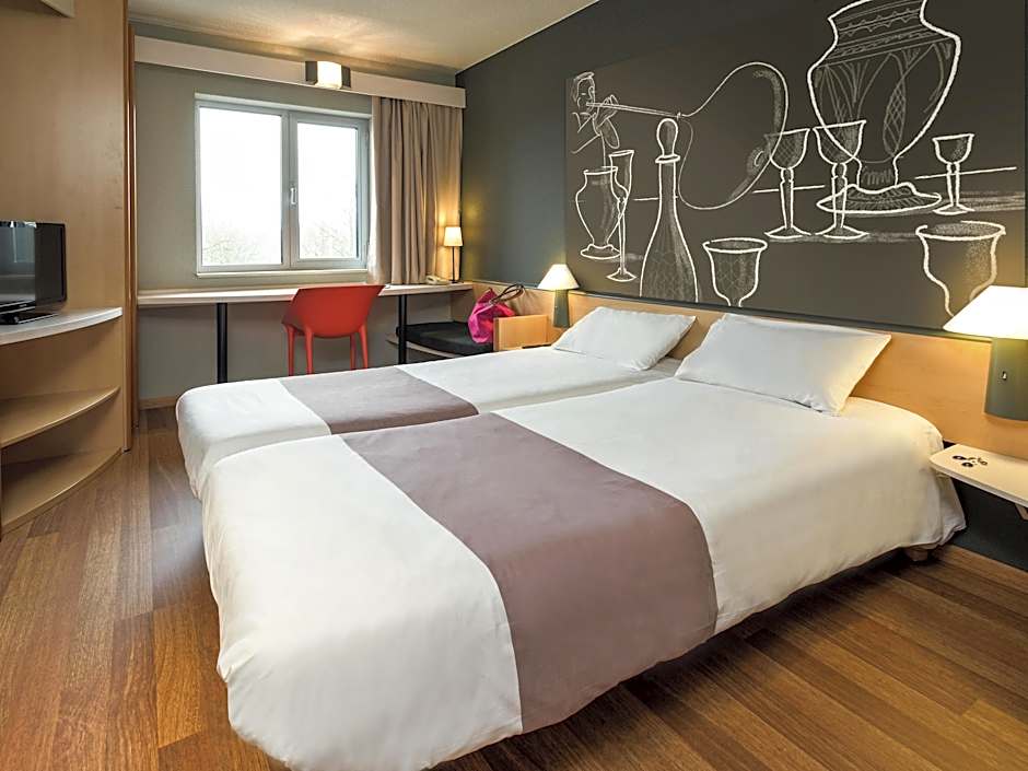 Foto 1 di 6 di 1 Double Bed