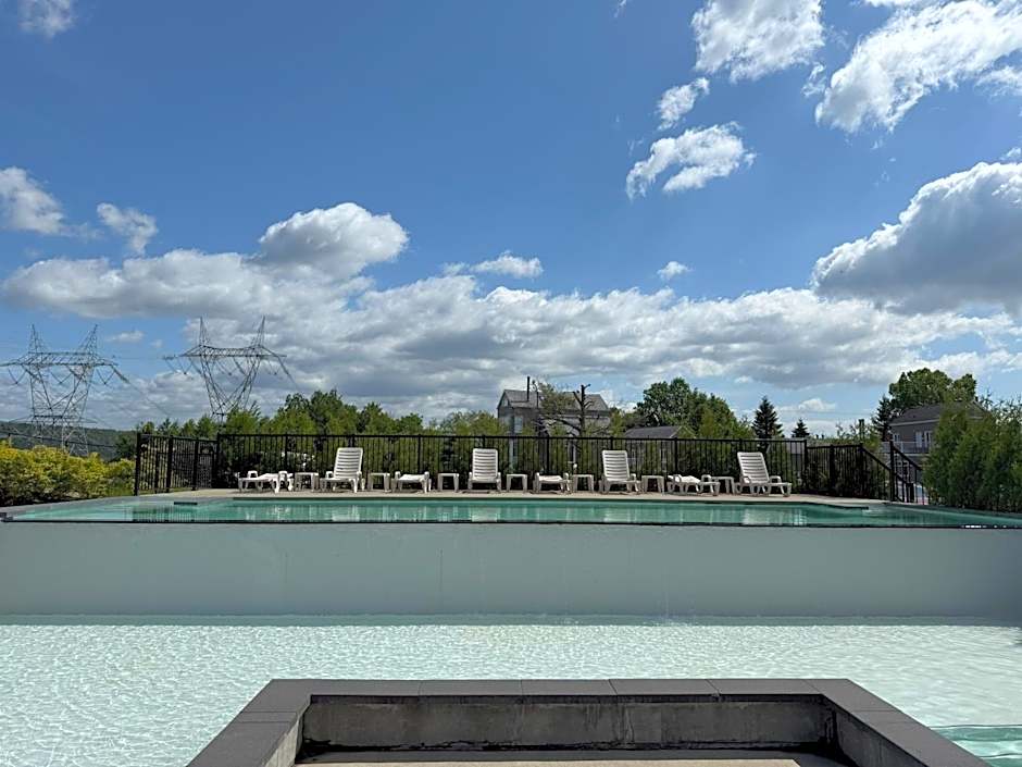 Condos Vacances MSA - incluant piscine et spas extérieurs chauffés à L'ANNÉE!!