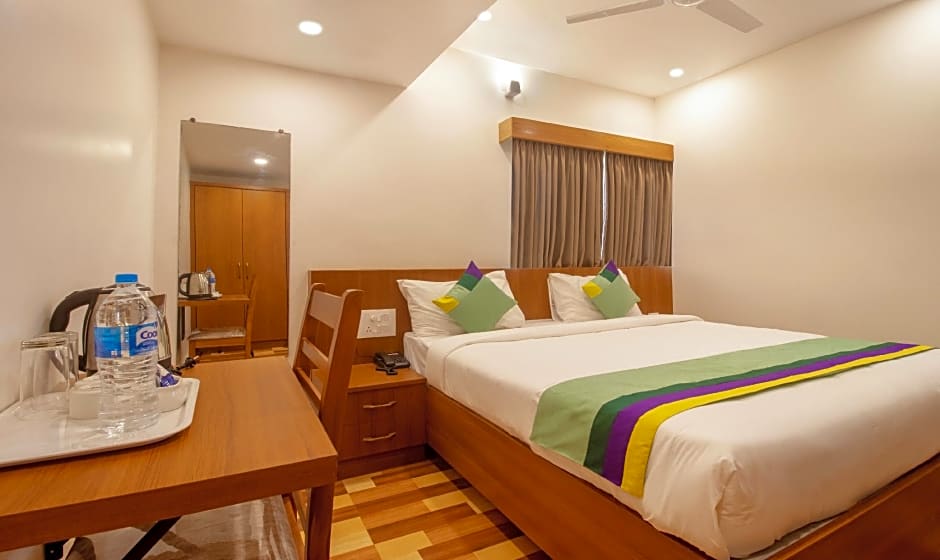 Treebo Elite Plaza, 700 Mtrs From Madikeri Fort