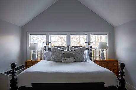 Guest Bedroom - Queen Bed