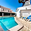 Residential cul-de-sac walking distance to centre, private pool, free AC wifi