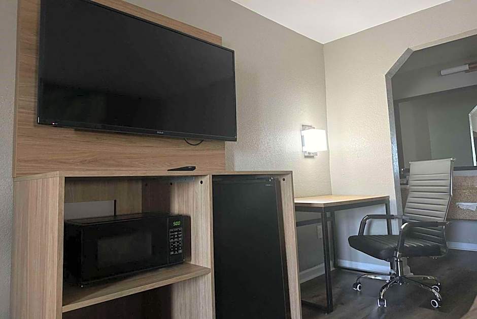 Super 8 by Wyndham Monroe