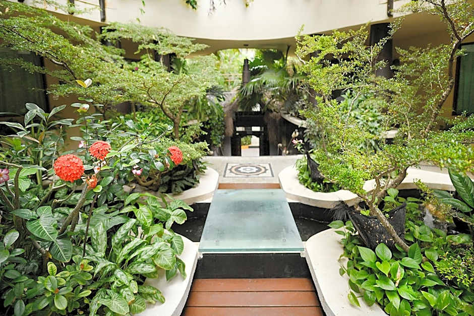 El Taj Oceanfront and Beachside Condo Hotel