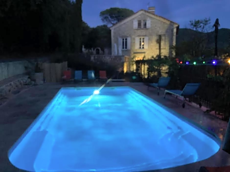 Les Horizons - SPA-JACUZZI - MASSAGE- SAUNA - 4 SAISONS - Piscine chauffée Toute l'année - 800m centre ville Nyons