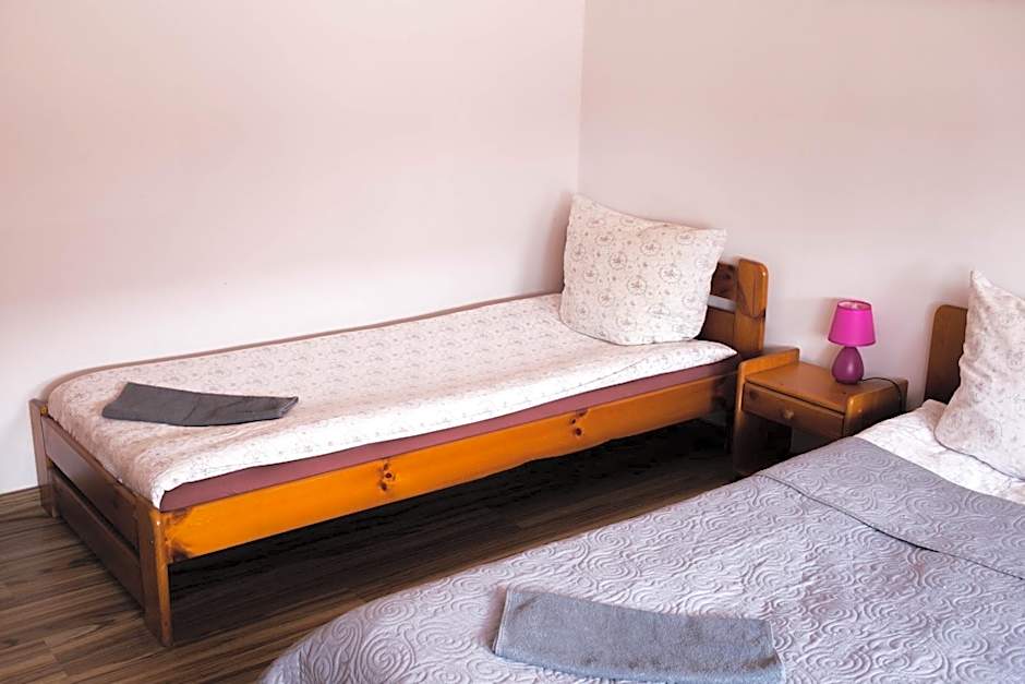 Hotelik Okęcie 39 - Nocleg i Parking Blisko Lotnisko Okęcie