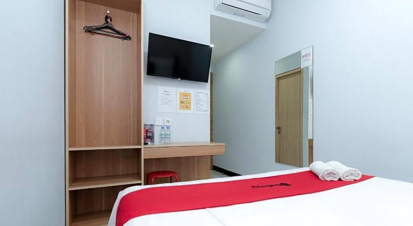 RedDoorz near Puri Indah Lippo Mall 2