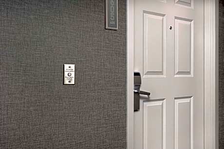 King Suite with Accessible Tub - Mobility and Hearing Access/Non-Smoking