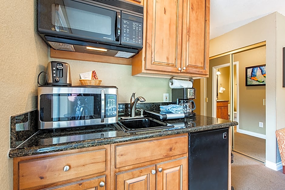 Carriage House Condominiums by All Seasons Resort Lodging