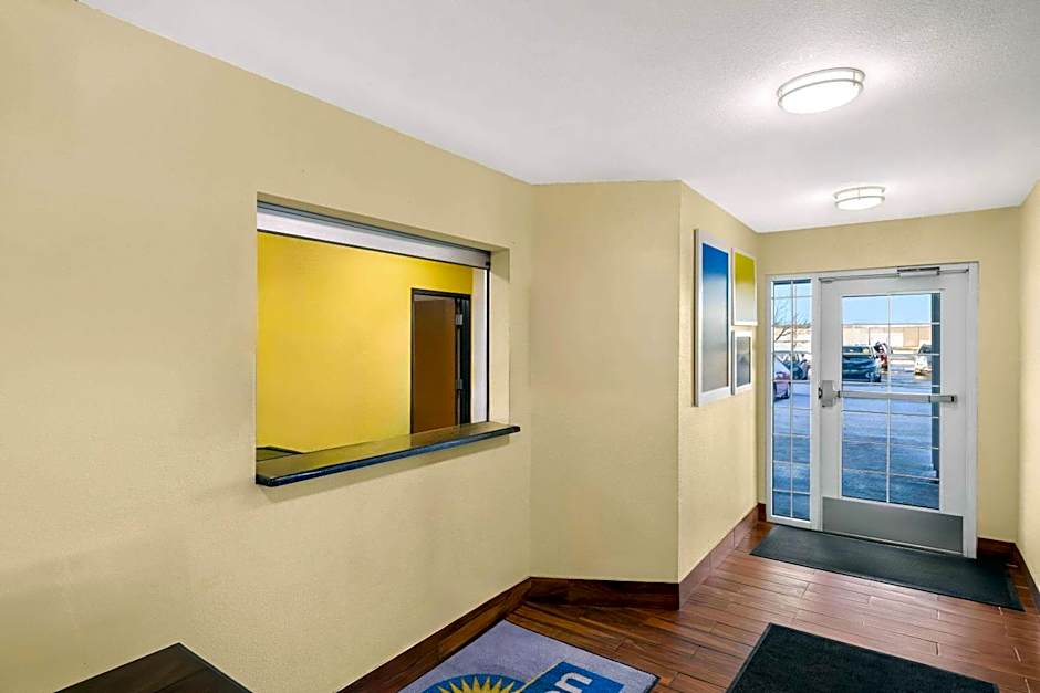 Days Inn & Suites by Wyndham Rochester South