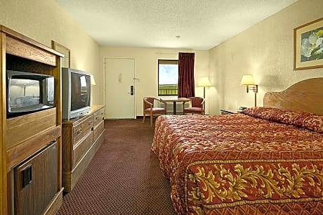 1 King Bed Smoking