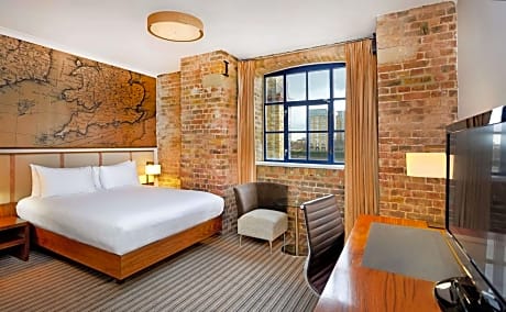 QUEEN DELUXE ROOM - 20 SQM, STYLISH ROOM WITH HISTORICAL TOUCHES, CITY OR RIVERVIEW