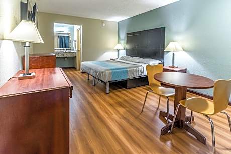 1 Queen Bed | Smoking, Kitchen