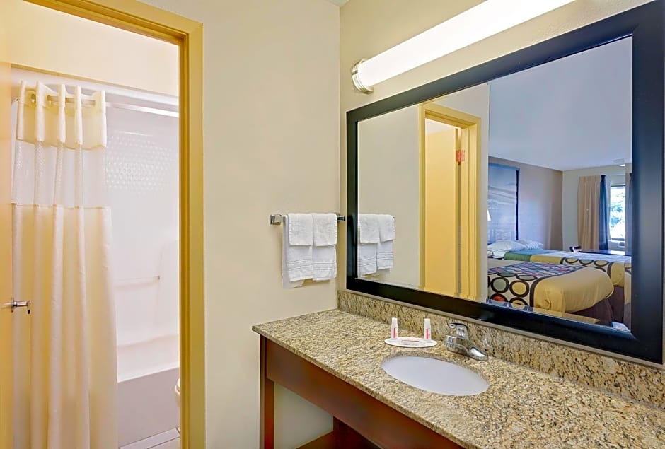 Super 8 by Wyndham Laurel