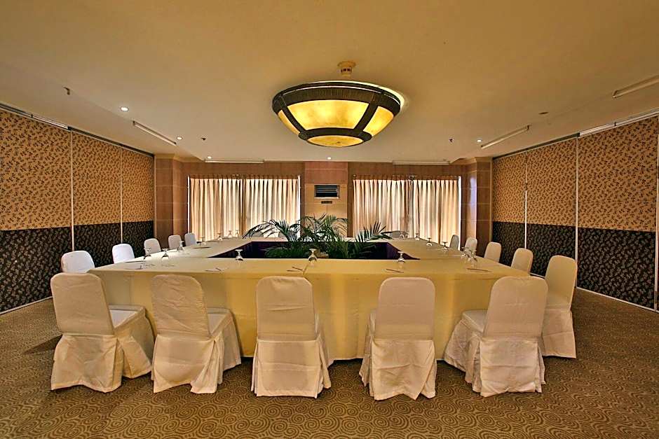 Crown Regency Suites Mactan