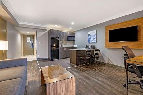 The Enci King Suite with Kitchenette (Sofa Bed) (Park View)