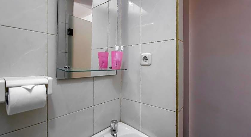 RedDoorz Plus near Galaxy Bekasi