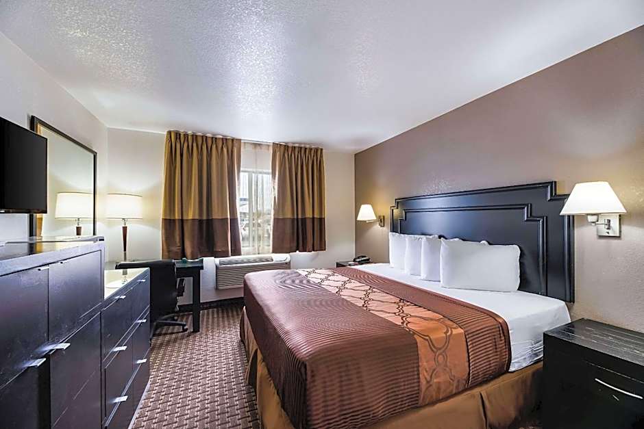 Econo Lodge Inn & Suites
