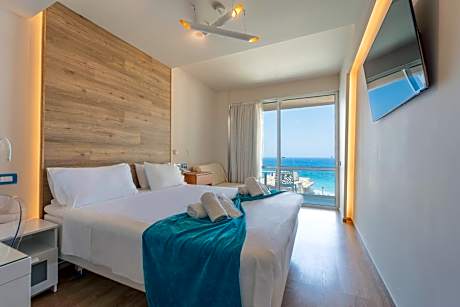 Partial Sea View and Pool Room