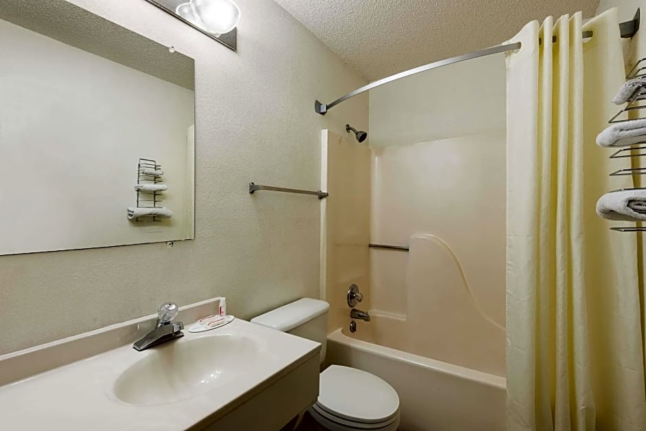 Super 8 by Wyndham Kingdom City