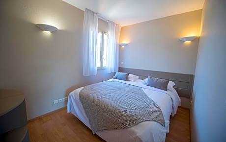 2 Bedroom + Living Room Apartment 5 People