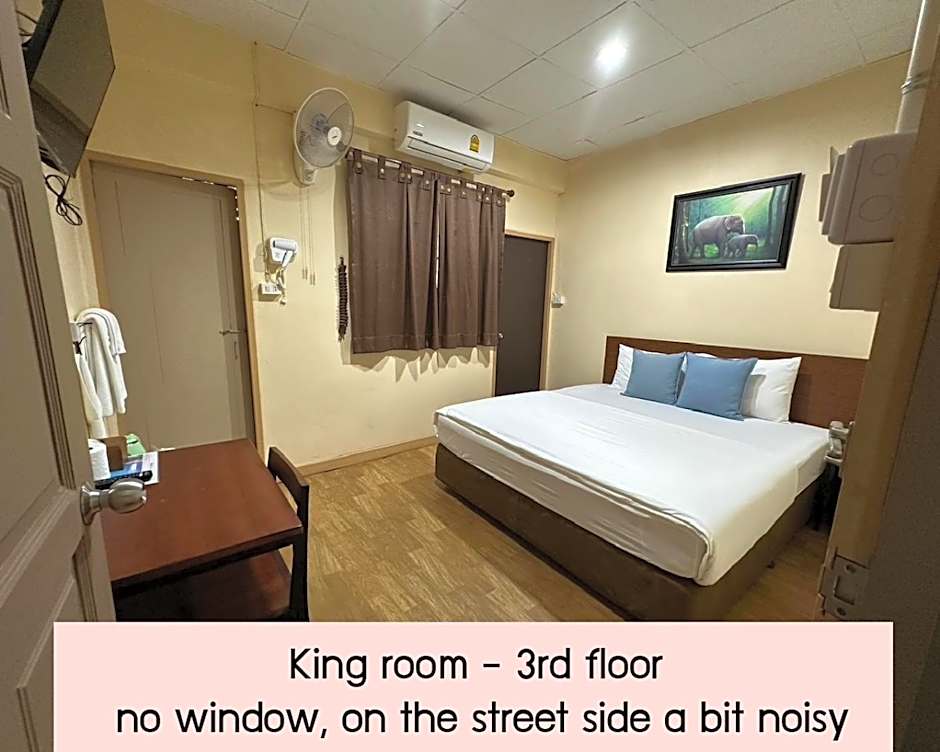 Achcha hotel - itsaraphap MRT station - Wat Arun