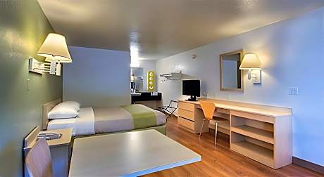 1 Queen Bed, No Smoking
