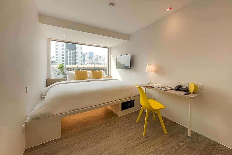 YELLO ROOMS Victory Monument