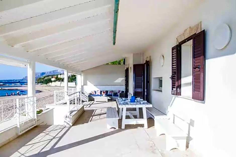 Amira Beach Villa by Le Dhome Sicily