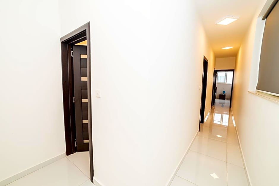 Spacious 2BR Apartment with Terrace - by HostMT