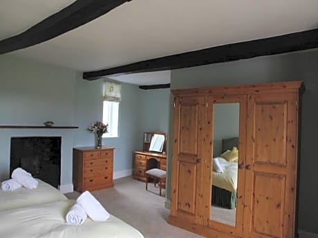Family room-Ensuite with Shower-Garden View