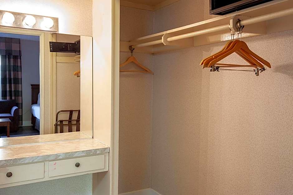 Studio City Court Yard Hotel