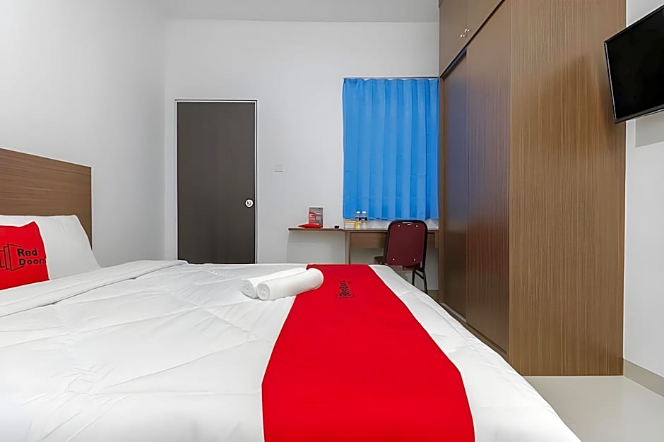 RedDoorz Plus near Kepri Mall
