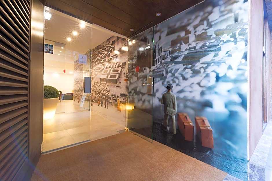 GLOBETROTTER HOSTEL, by Albany