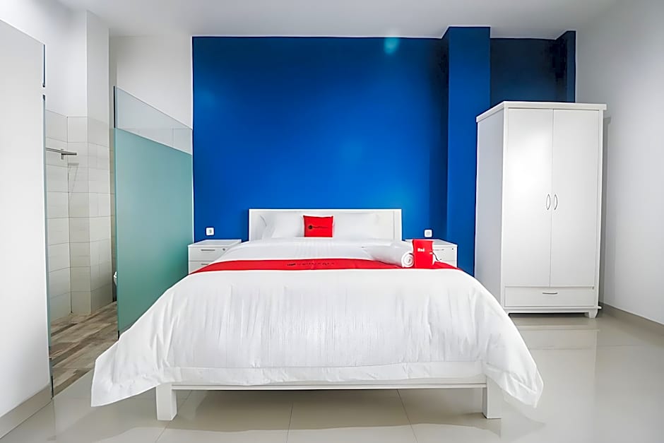 RedDoorz Plus near Living Plaza Jababeka