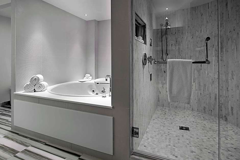 Renaissance by Marriott Edmonton Airport Hotel