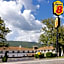 Super 8 by Wyndham Burnham/Lewistown